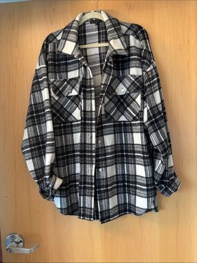 Women’s Black & White Plaid Button-Up Shacket